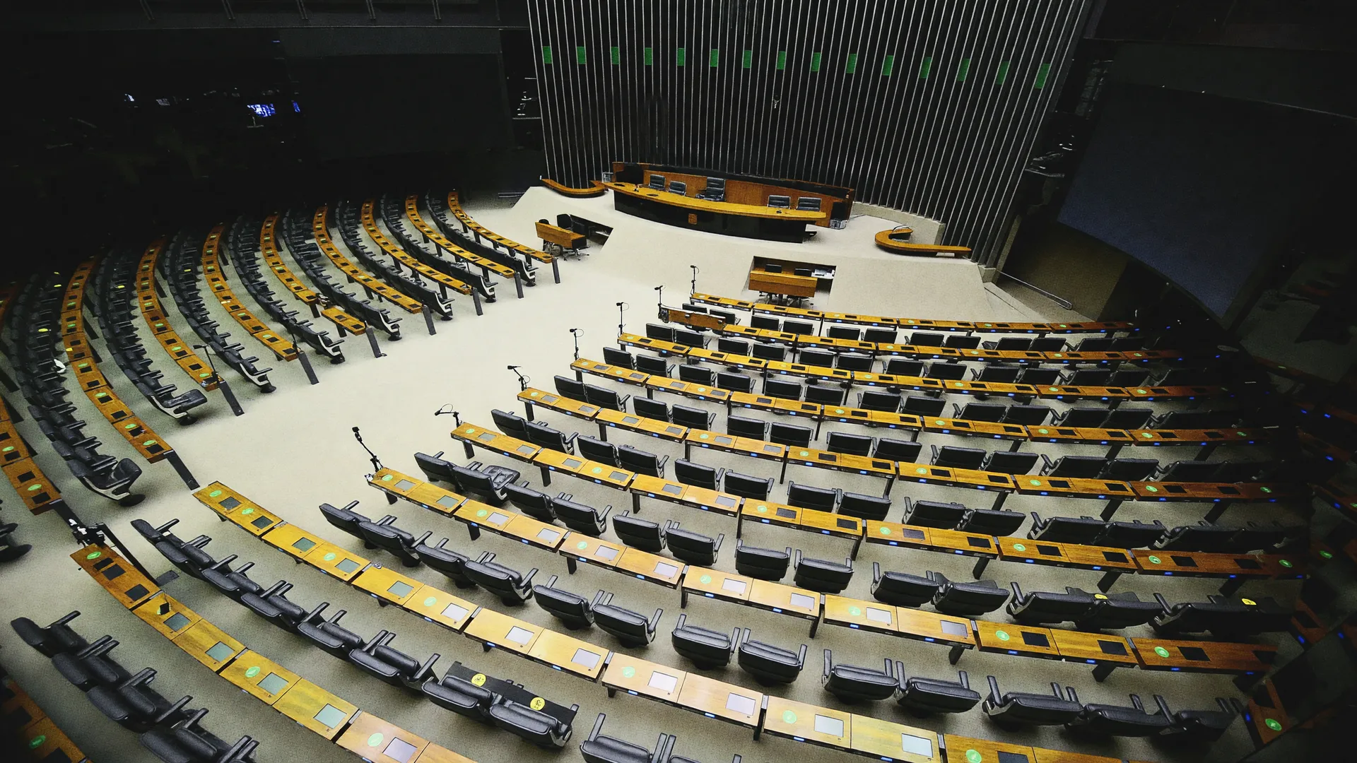 Plenário da Câmara dos Deputados visto do alto, simbolizando o recorde da bancada feminina Câmara 2027.