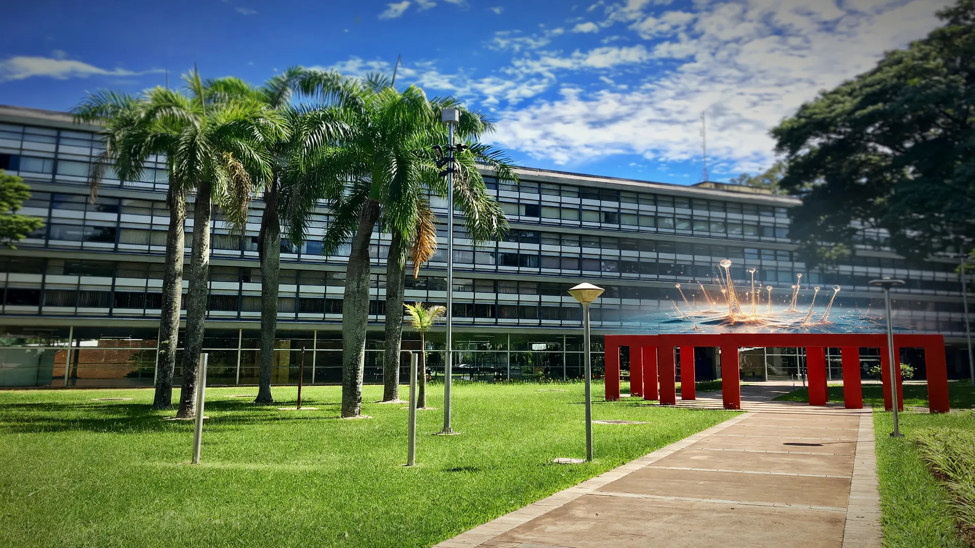 Laboratório moderno da USP remete à pesquisa que aponta caminho para baterias de sódio mais duráveis e seguras.
