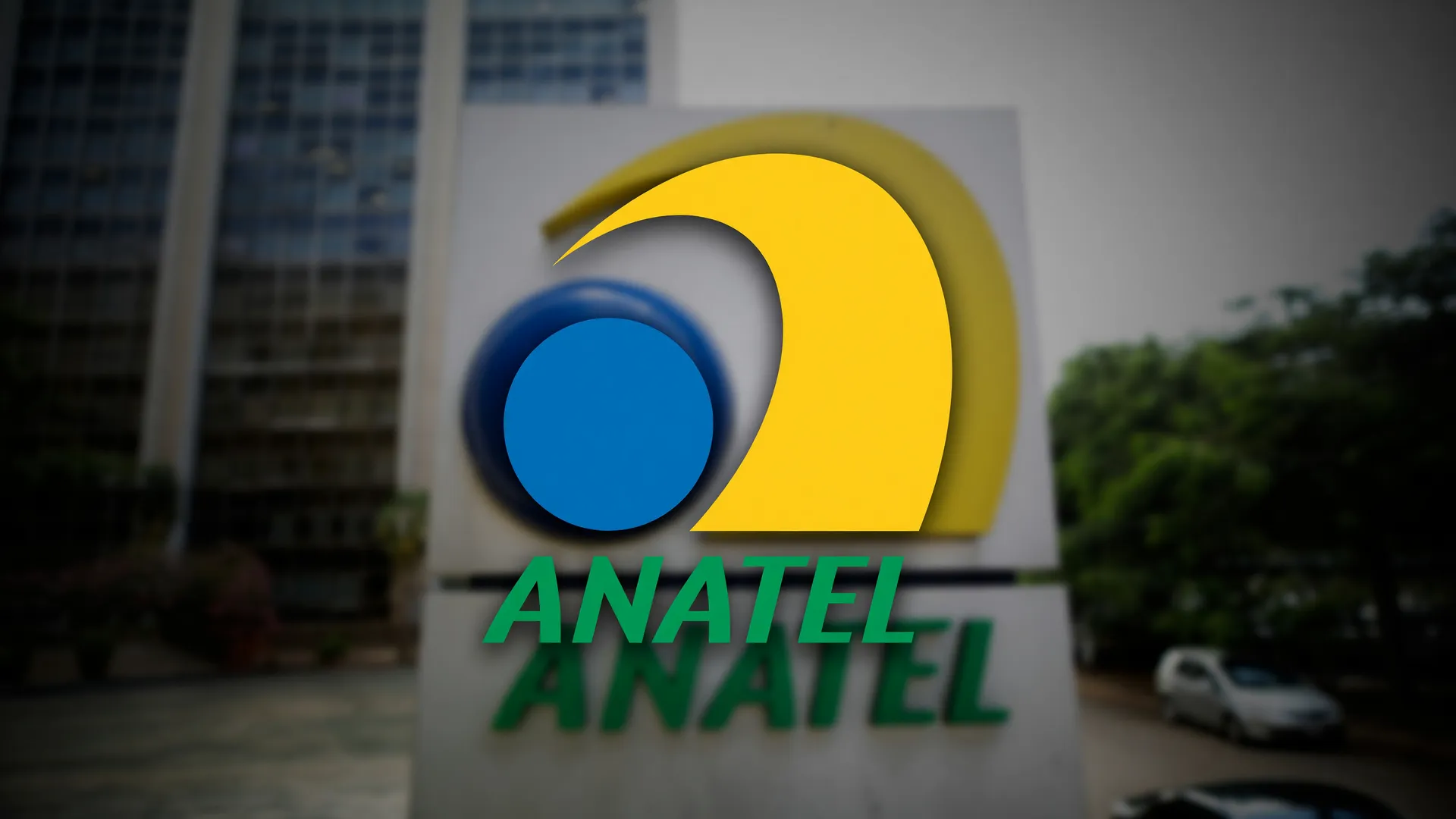 Logotipo da Anatel sobre fundo escuro, ilustrando a biometria facial linha de celular obrigatória