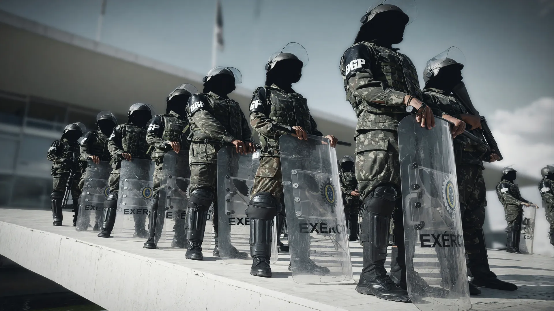 Soldados do Exército em formação simbolizam o bloqueio no Orçamento de 2026 que atinge a Defesa