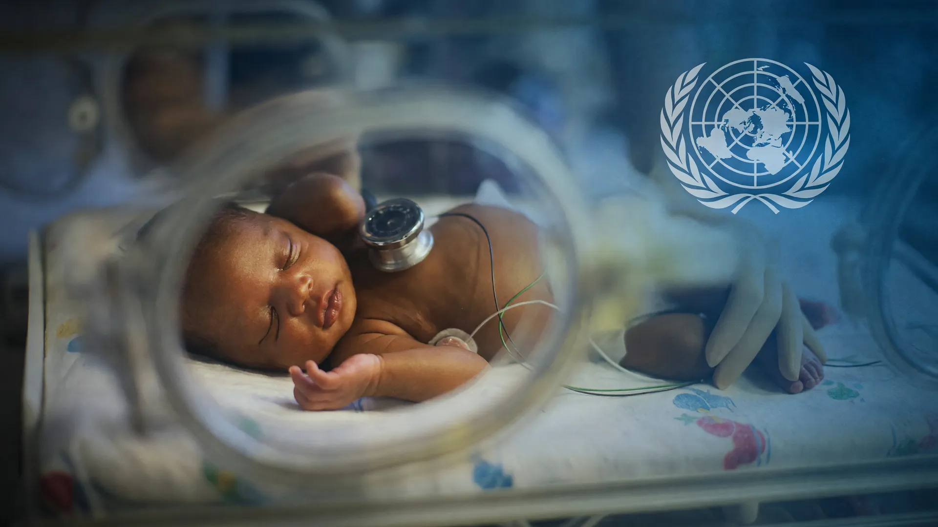 Bebê prematuro em incubadora ilustra riscos do calor extremo na gravidez, tema da ONU antes da COP31.