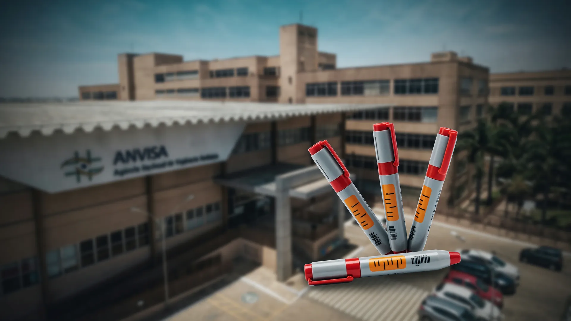 Canetas emagrecedoras sem registro apreendidas pela Anvisa, com a sede do órgão ao fundo