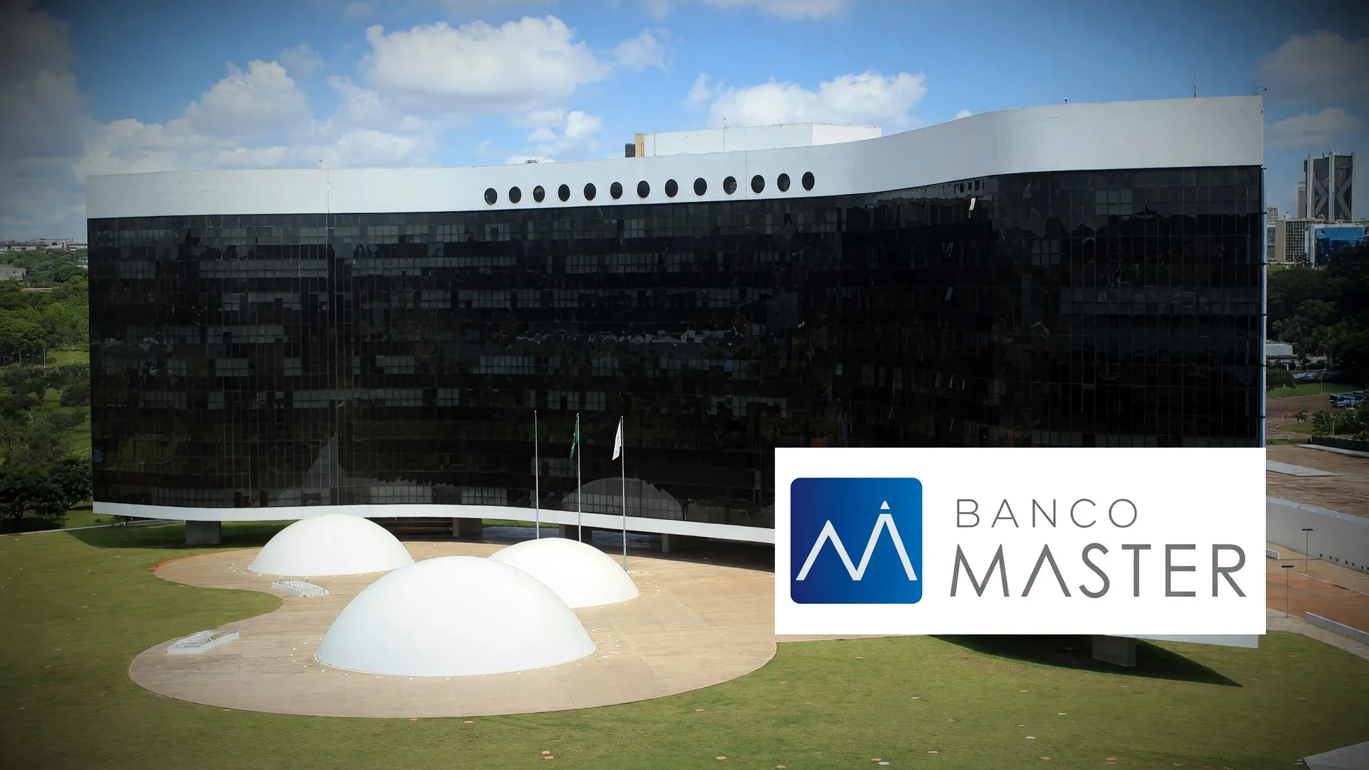 Fachada do TSE com logotipo do Banco Master, ilustrando o pedido de cassação chapa Flávio Bolsonaro TSE