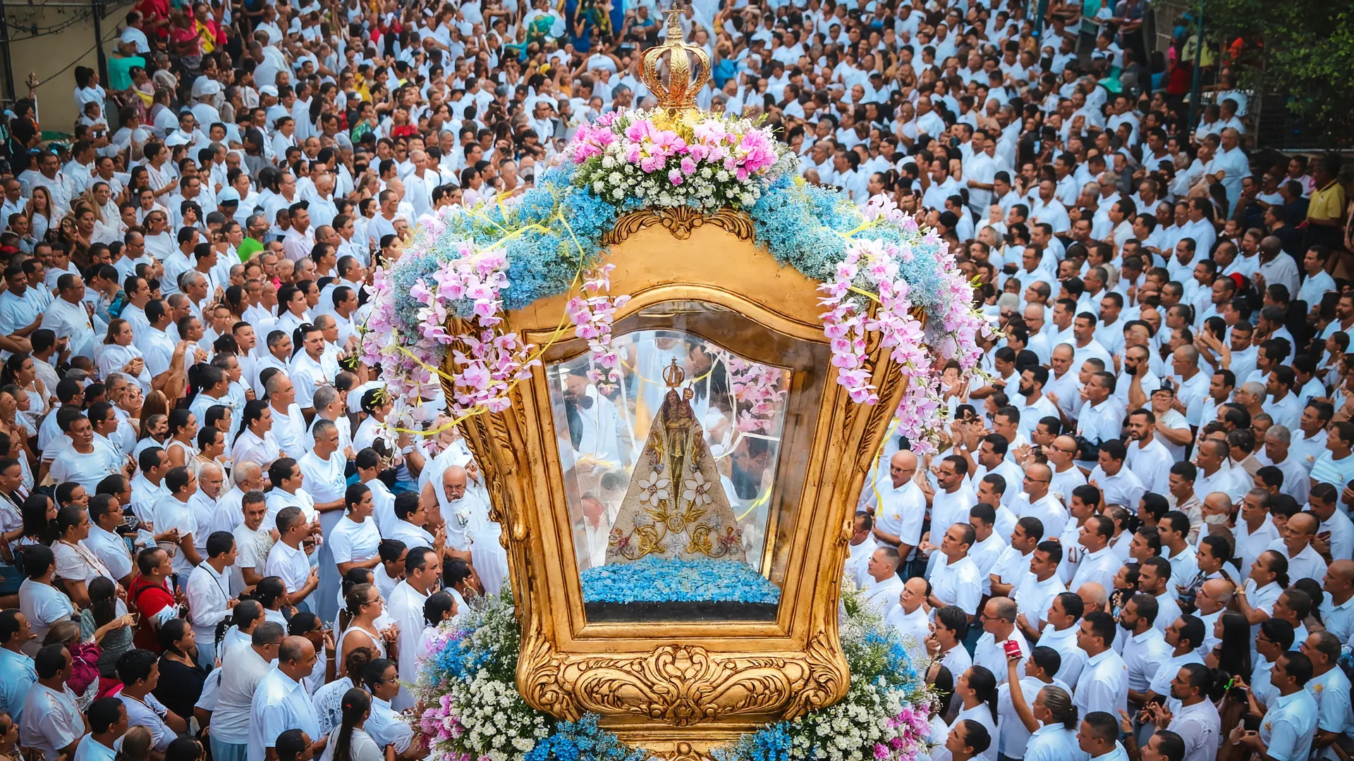 Procissão do Círio de Nazaré 2026 em Belém reúne multidão com a imagem de Nossa Senhora de Nazaré.