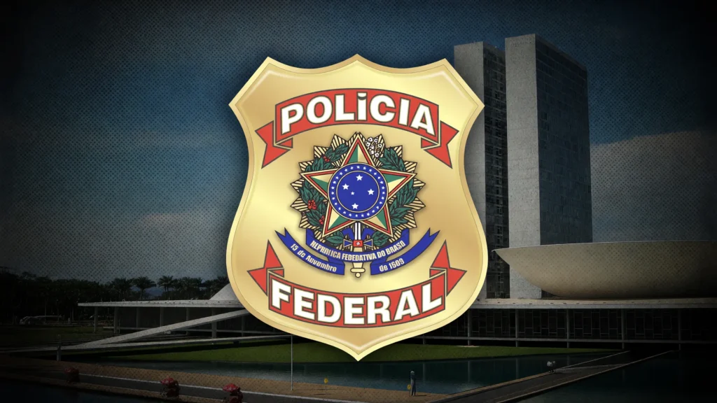 Brasão da Polícia Federal sobre o Congresso em Brasília, simbolizando o Coaf e transações atípicas de Flávio Bolsonaro