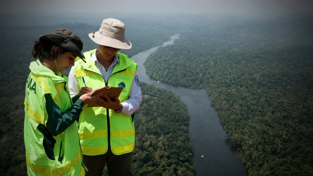 Agentes do Ibama atuam no combate a incêndios no Amazonas, com a floresta ao fundo
