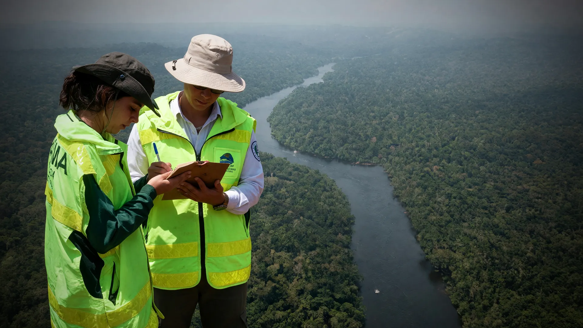Agentes do Ibama atuam no combate a incêndios no Amazonas, com a floresta ao fundo