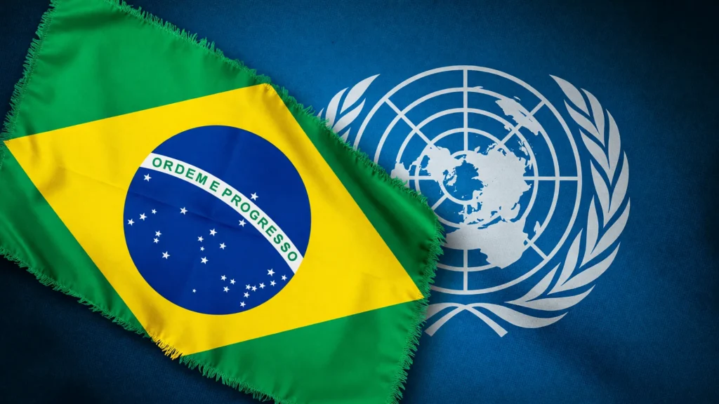 Bandeira do Brasil e emblema da ONU simbolizam a COP17 biodiversidade metas 2030 em Yerevan