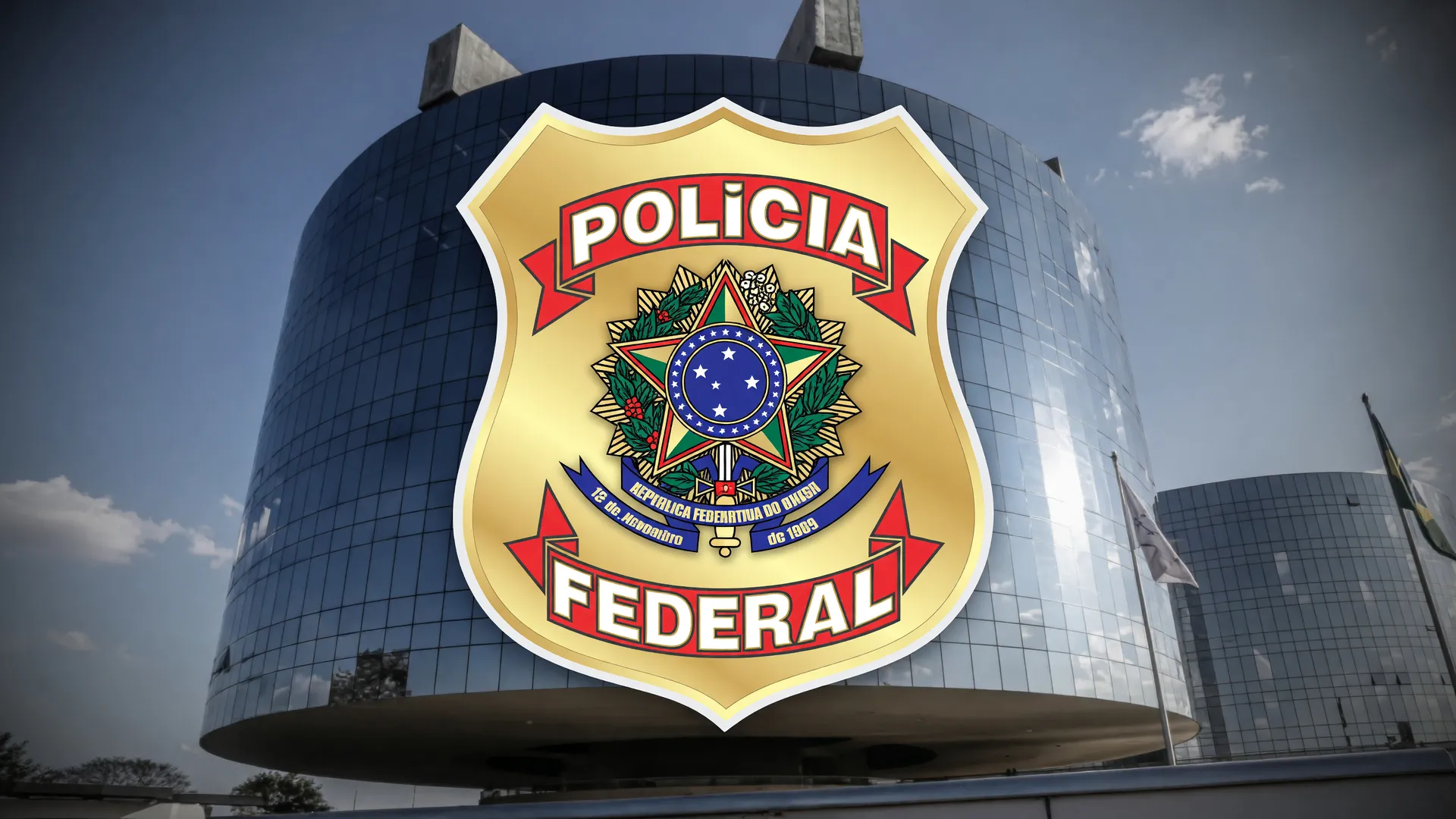 Brasão da Polícia Federal sobre a sede do MPF, ilustrando investigação sobre vazamento do diretor da PF no caso INSS