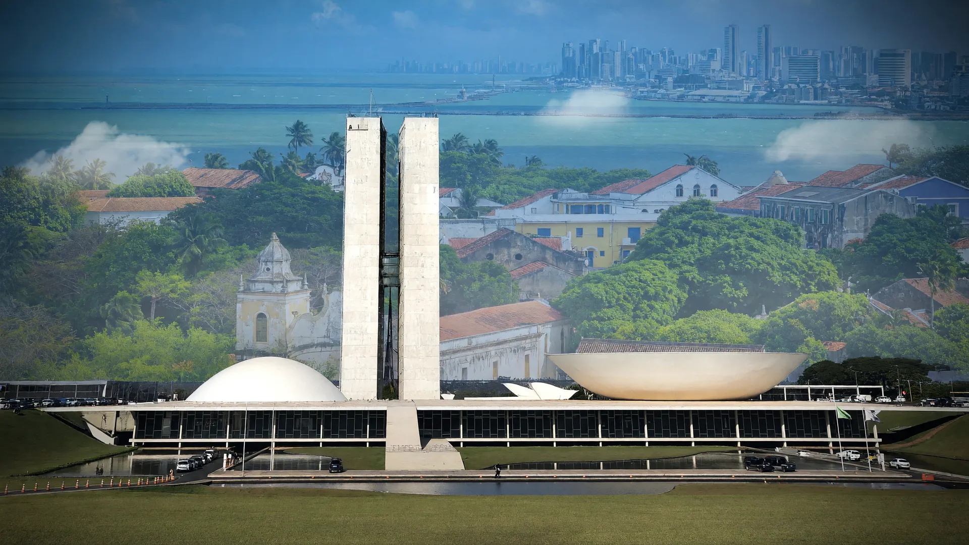 Prédio do Senado Federal em Brasília simboliza a eleição ao Senado em Pernambuco, com skyline de Olinda e Recife ao fundo