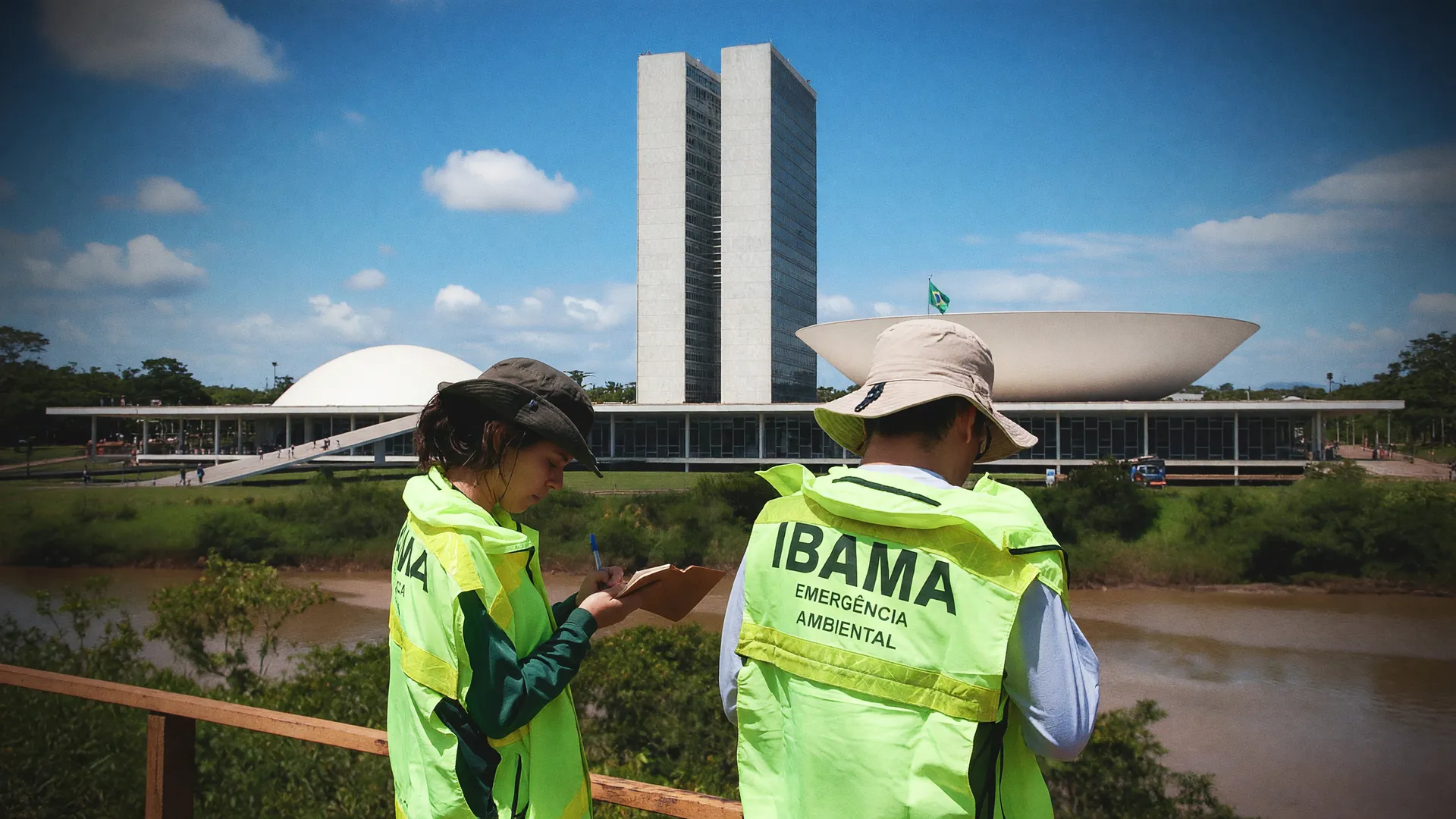 Agentes do Ibama em fiscalização ao lado do Congresso Nacional, simbolizando eleitos com multas ambientais 2026