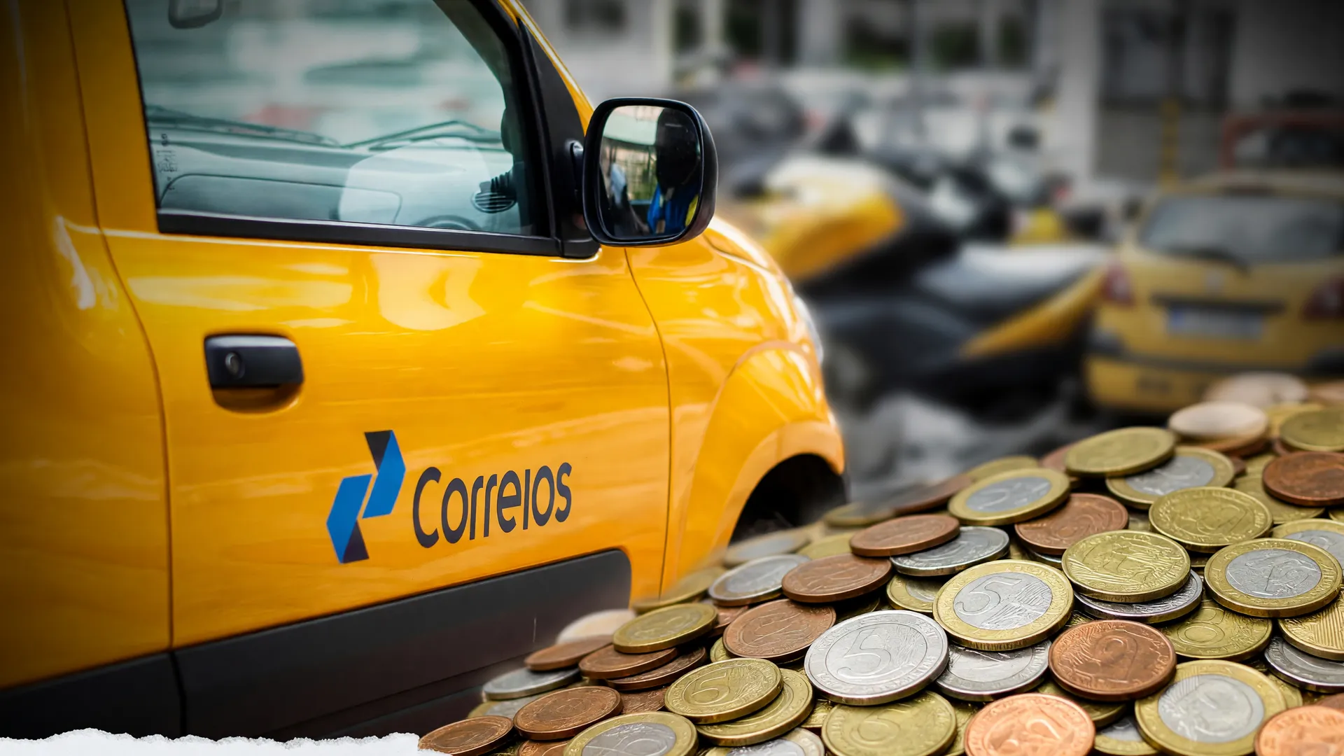 Veículo amarelo dos Correios sobre moedas de real, simbolizando o empréstimo de R$ 7 bilhões aos Correios avalizado pelo Tesouro