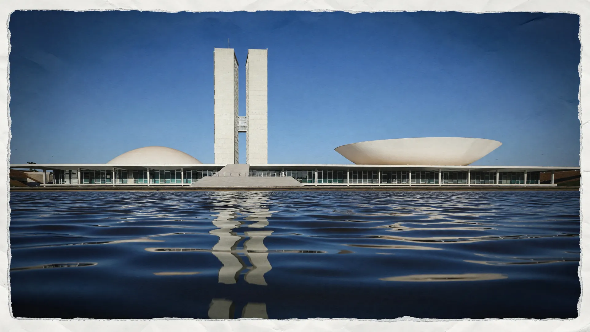Congresso Nacional refletido em espelho d'água simbolizando o fim da escala 6x1 promulgado na Constituição