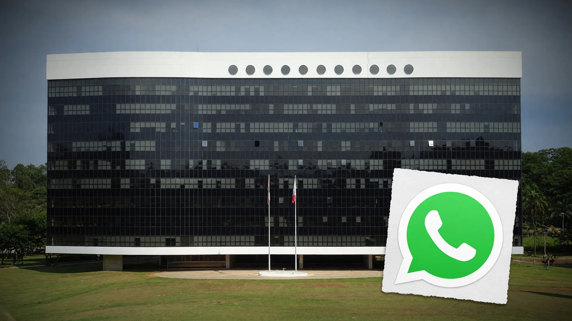 Fachada do TSE ao lado do ícone do WhatsApp, simbolizando a decisão sobre Flávio Bolsonaro e mensagens do governo
