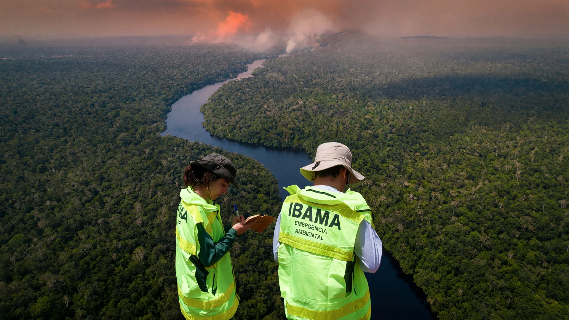 Vista aérea da floresta amazônica com agentes do Ibama, ilustrando os focos de fogo no Amazonas em propriedades rurais