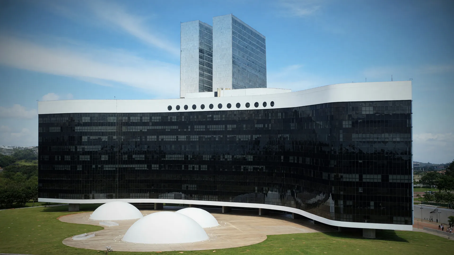 Fachada do TSE e Congresso em Brasília, ilustrando o horário do segundo turno 2026 nas eleições presidenciais