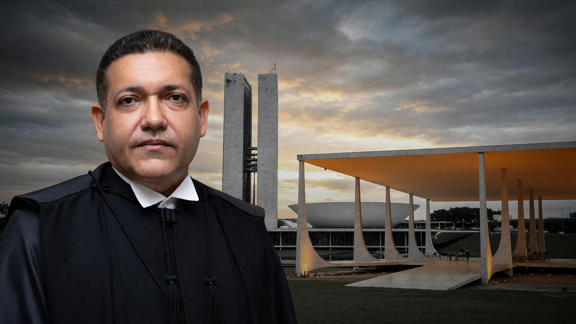 Nunes Marques, presidente do TSE, comenta impeachment de ministros do STF, com prédios do STF e do Senado ao fundo.