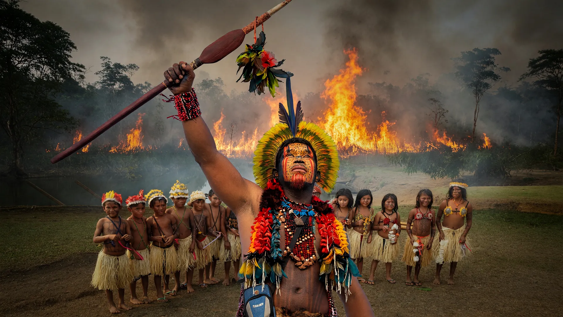 Povos indígenas diante de mata em chamas: incêndio terra indígena Maxakali destruiu 65% do território em Minas Gerais