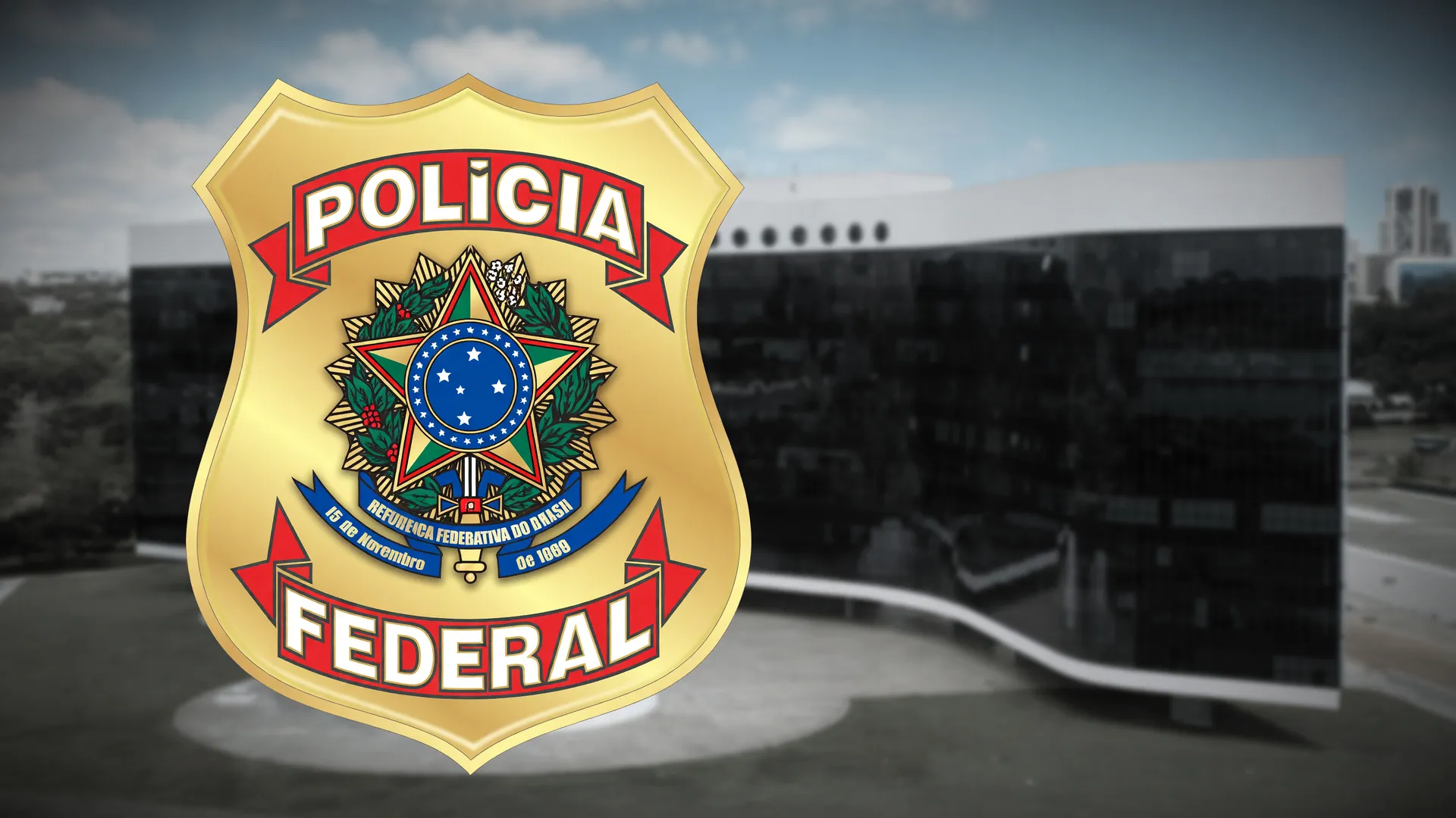 Brasão da Polícia Federal e fachada do TSE remetem à apuração sobre interferência estrangeira nas eleições