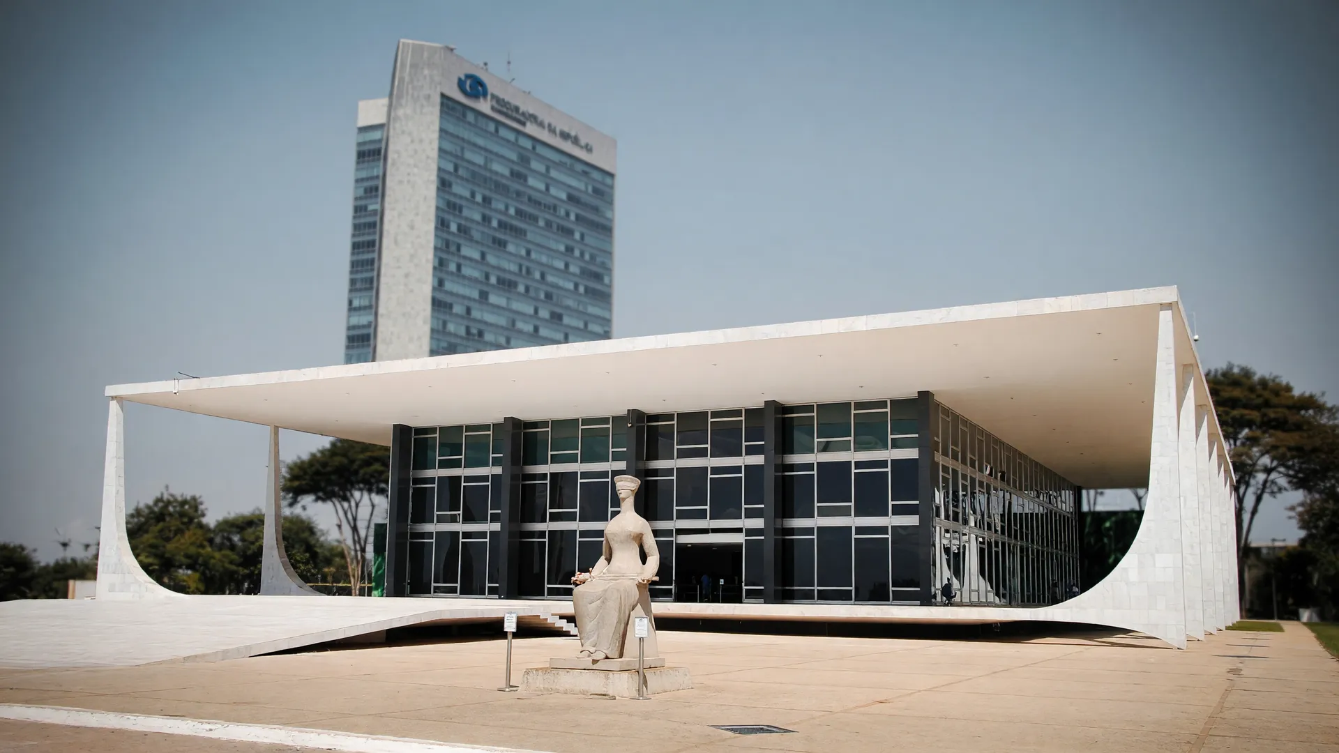 Fachada do STF com estátua da Justiça remete ao julgamento da Lei da Dosimetria no tribunal