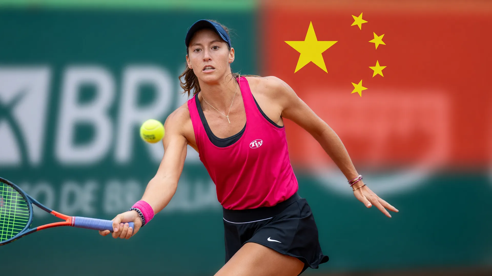 Luisa Stefani em quadra durante vitória no WTA 1000 de Pequim, melhor fase da carreira