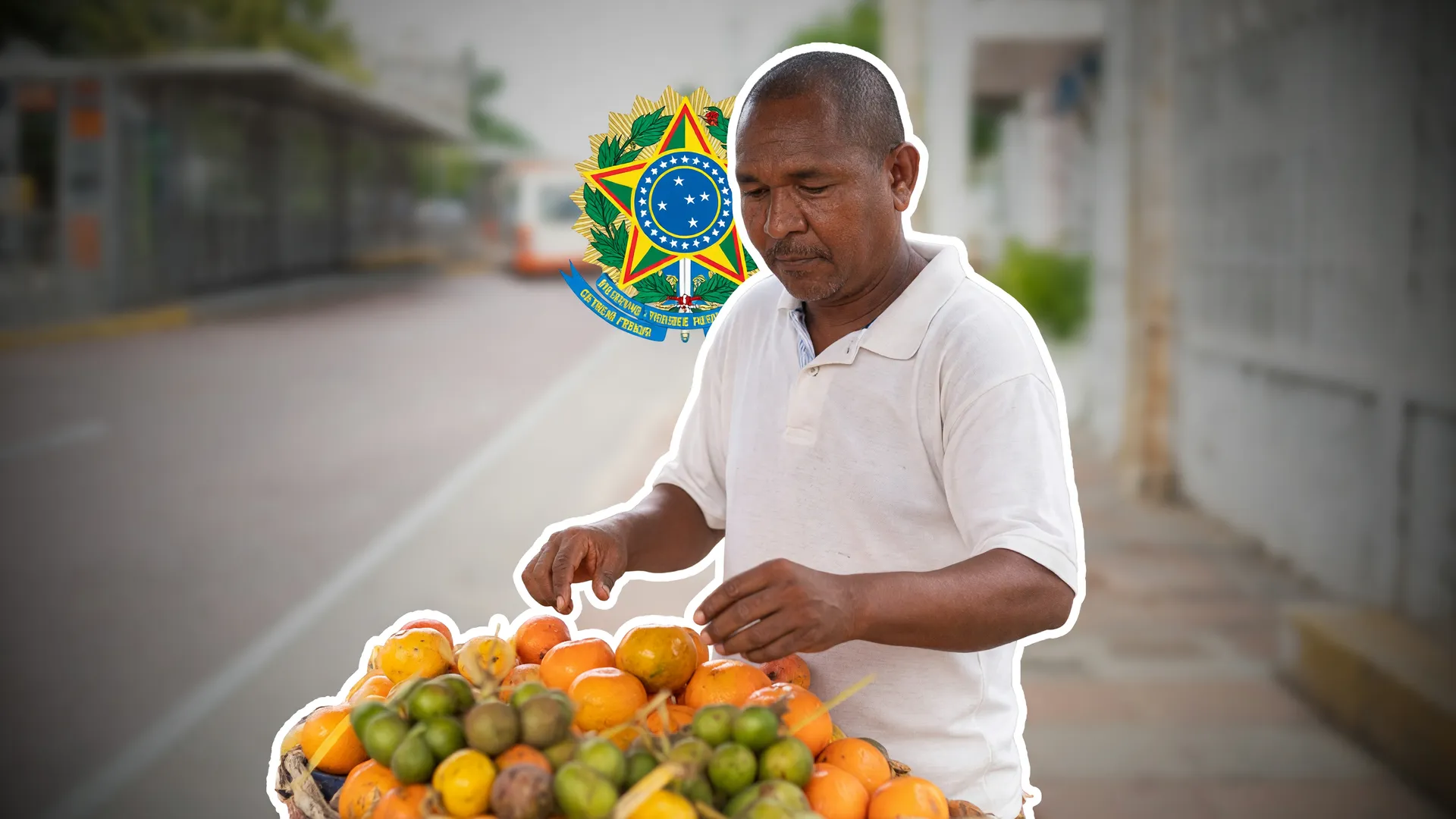 Vendedor de frutas na rua simboliza o MEI: declaração anual documento fiscal em vendas ao consumidor, segundo decreto