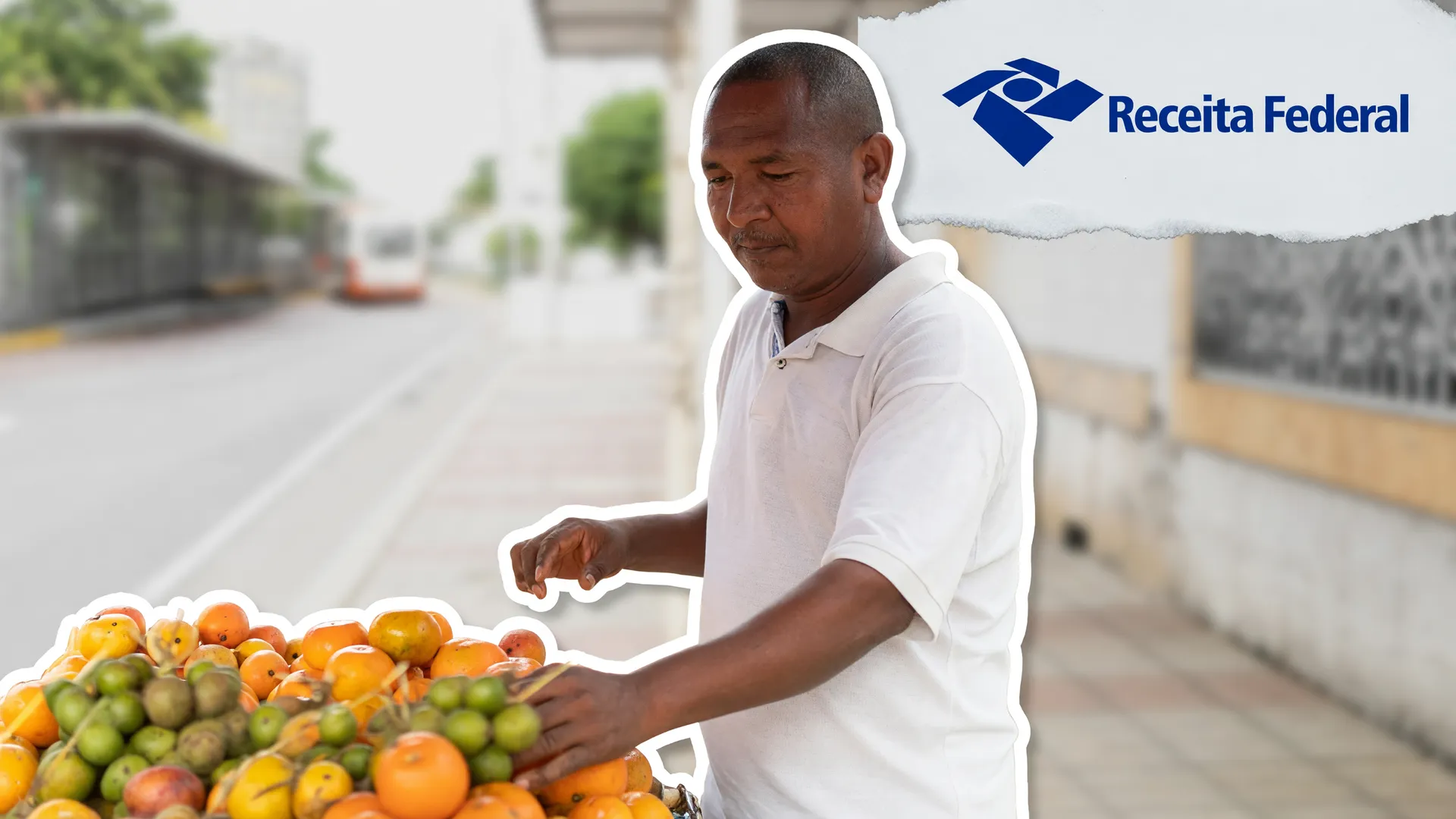 Vendedor de frutas na rua simboliza o MEI dispensado de nota fiscal na reforma tributária, com a marca da Receita Federal