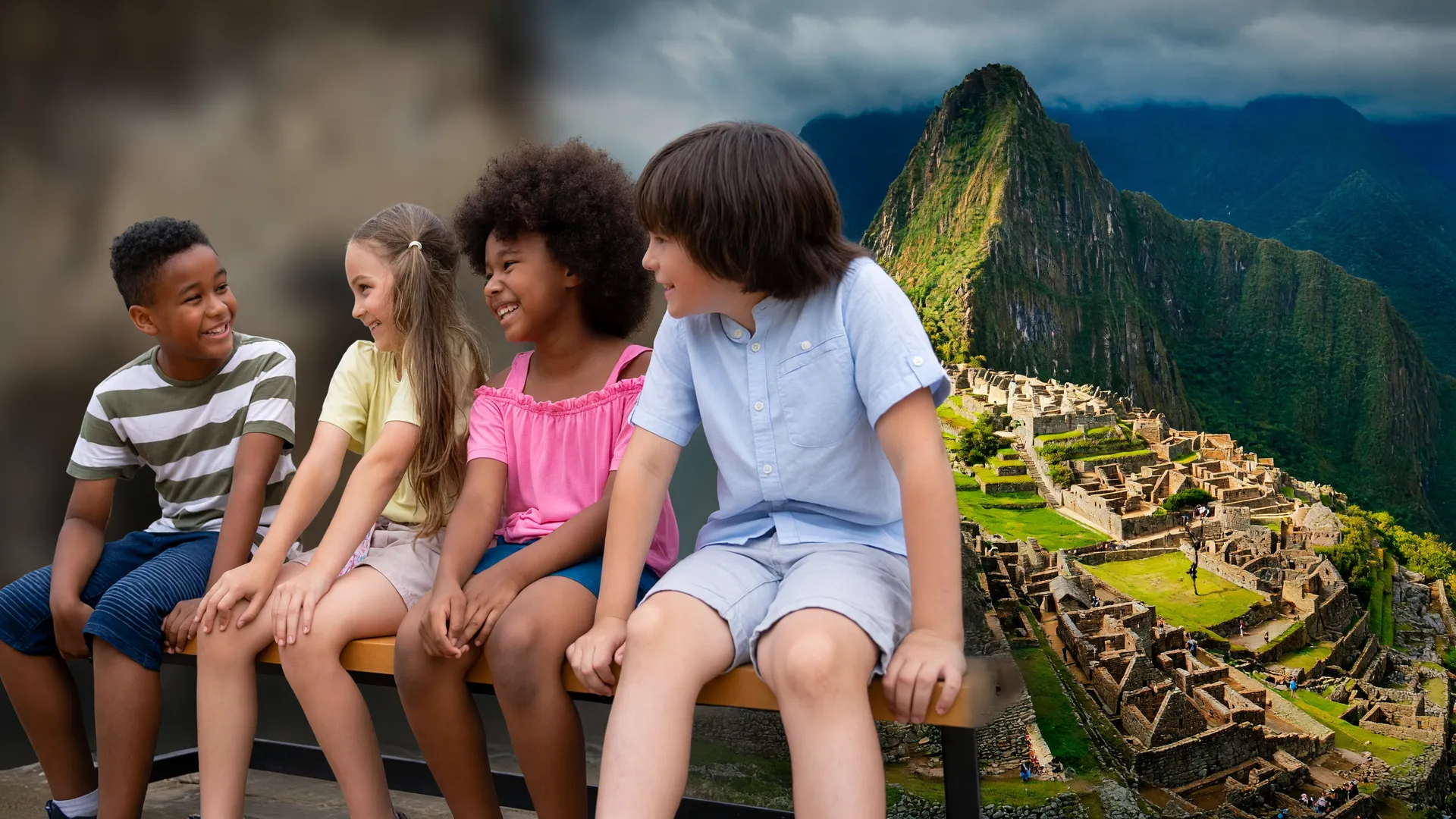 Crianças sorrindo juntas ao ar livre e Machu Picchu ao fundo, ilustrando a meta de vacinação contra sarampo na América do Sul