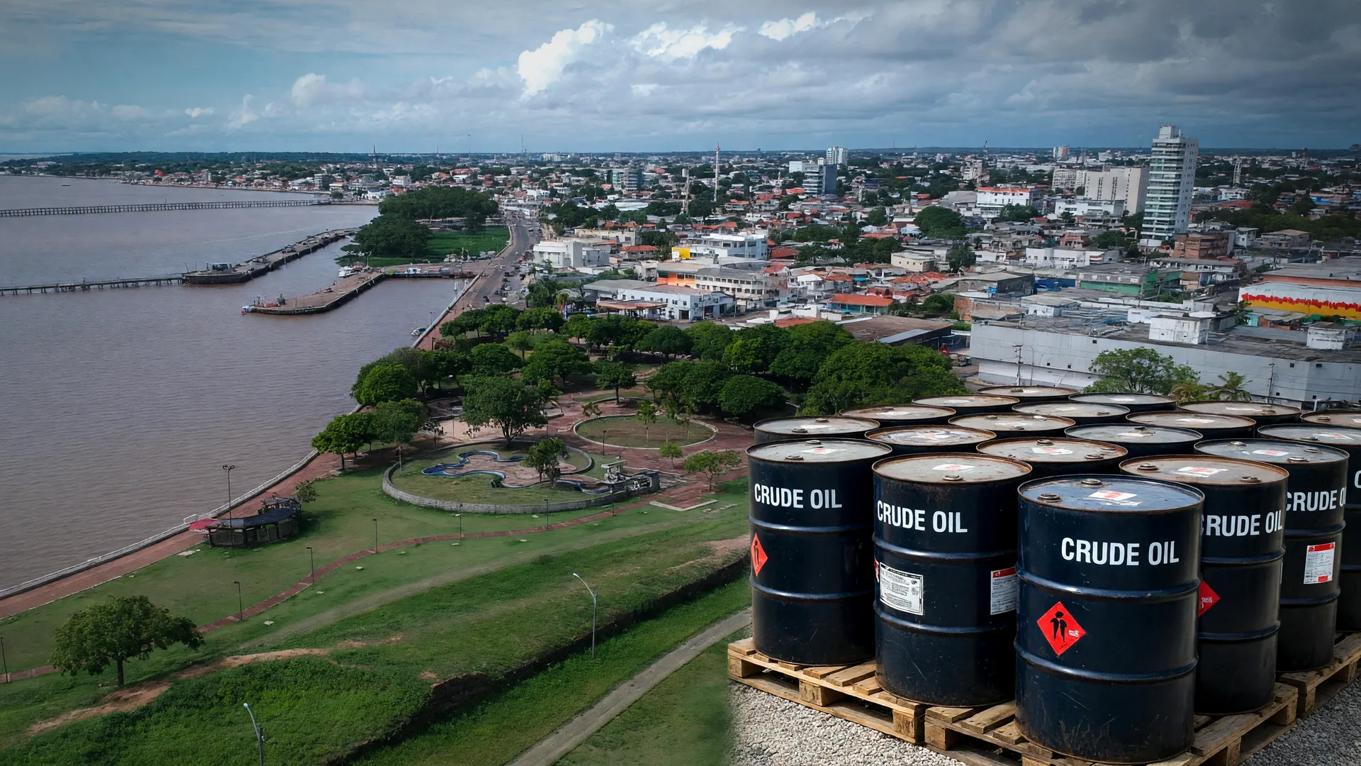 Vista aérea da Foz do Amazonas com barris de petróleo simbolizando os novos blocos na Margem Equatorial