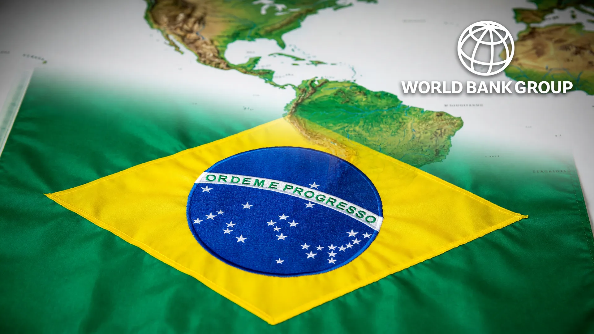 Bandeira do Brasil em primeiro plano simboliza a projeção do PIB do Brasil em 2026, abaixo da média da América Latina