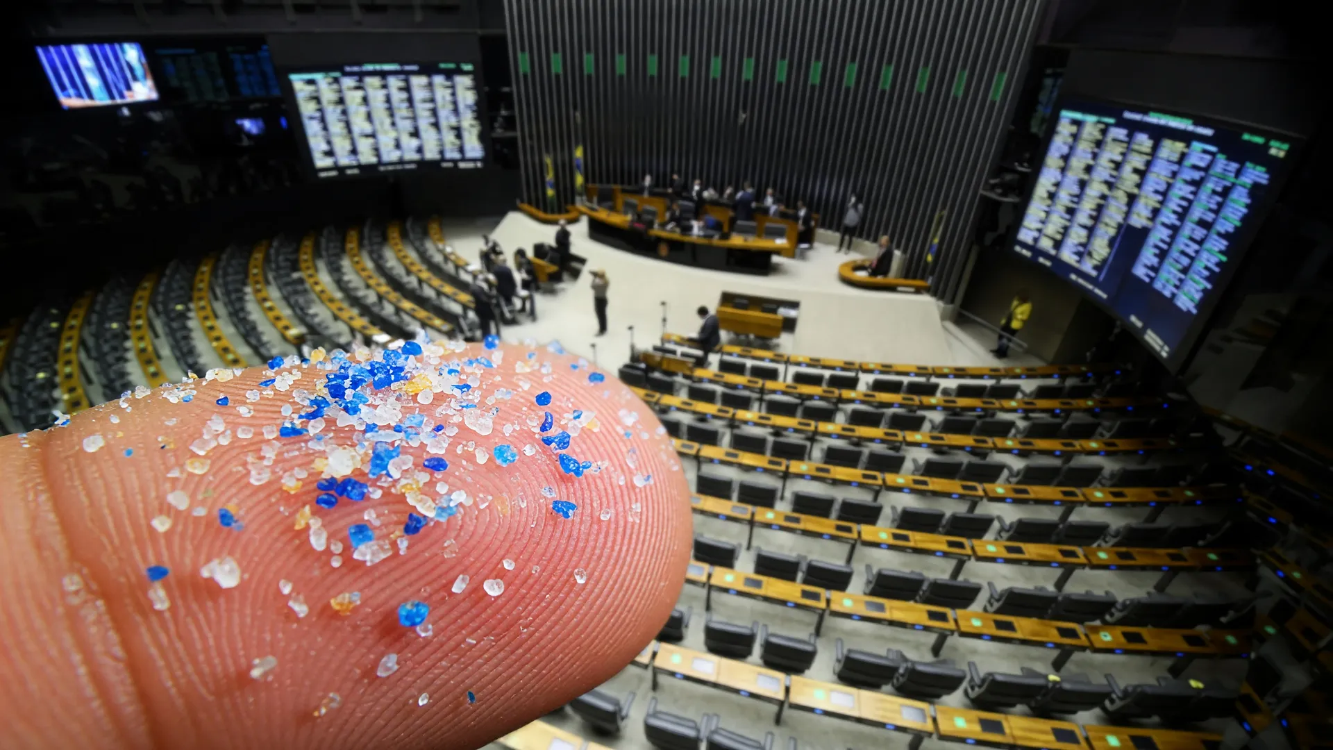 Câmara dos Deputados vota projeto que elimina o plástico descartável nas escolas em três anos.
