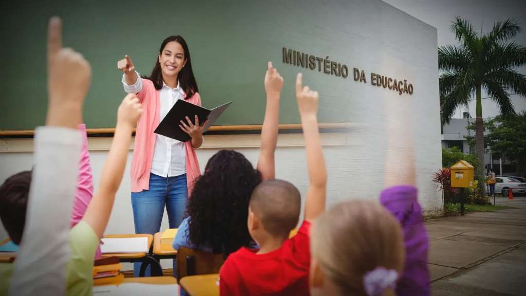 Professora em sala de aula ilustra o PNLD anos iniciais 2027-2030, avaliação de livros didáticos do MEC
