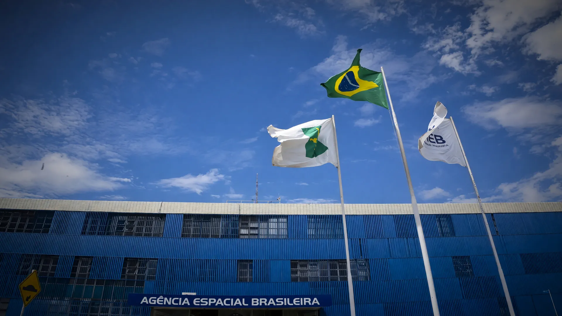 Sede da Agência Espacial Brasileira com bandeiras ao vento, simbolizando a nova política de inovação espacial do país