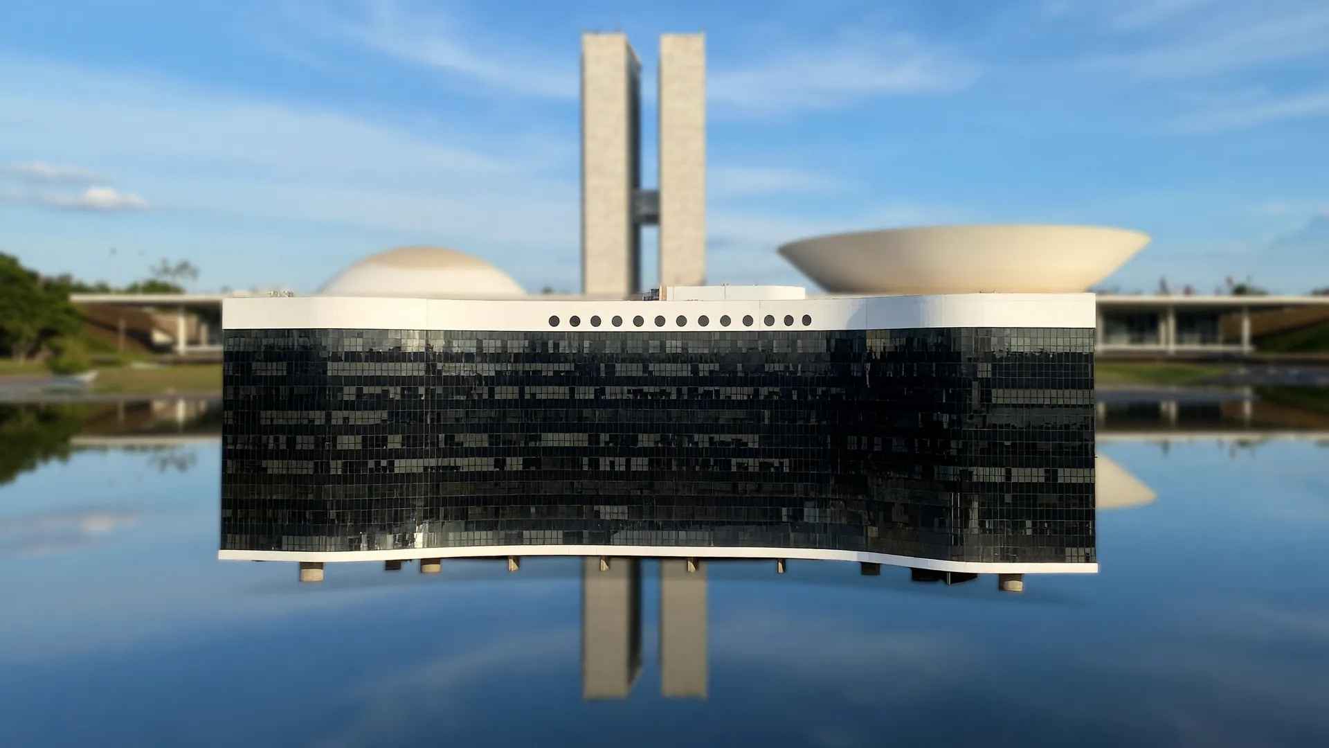 Sede do TSE em destaque com o Congresso Nacional ao fundo, simbolizando o primeiro turno eleições 2026