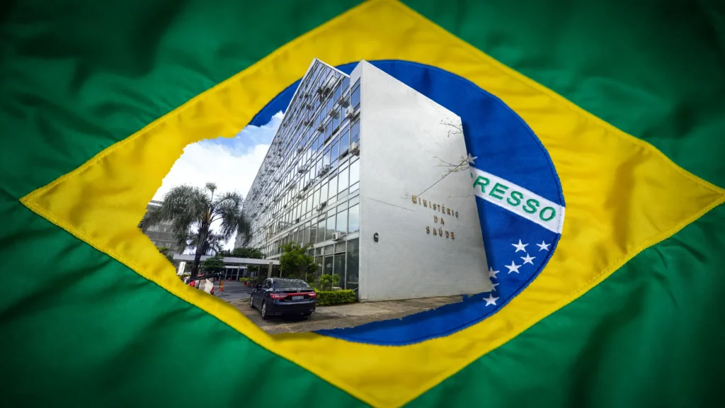 Edifício do Ministério da Saúde em Brasília com a bandeira do Brasil, ilustrando as principais causas de morte no Brasil