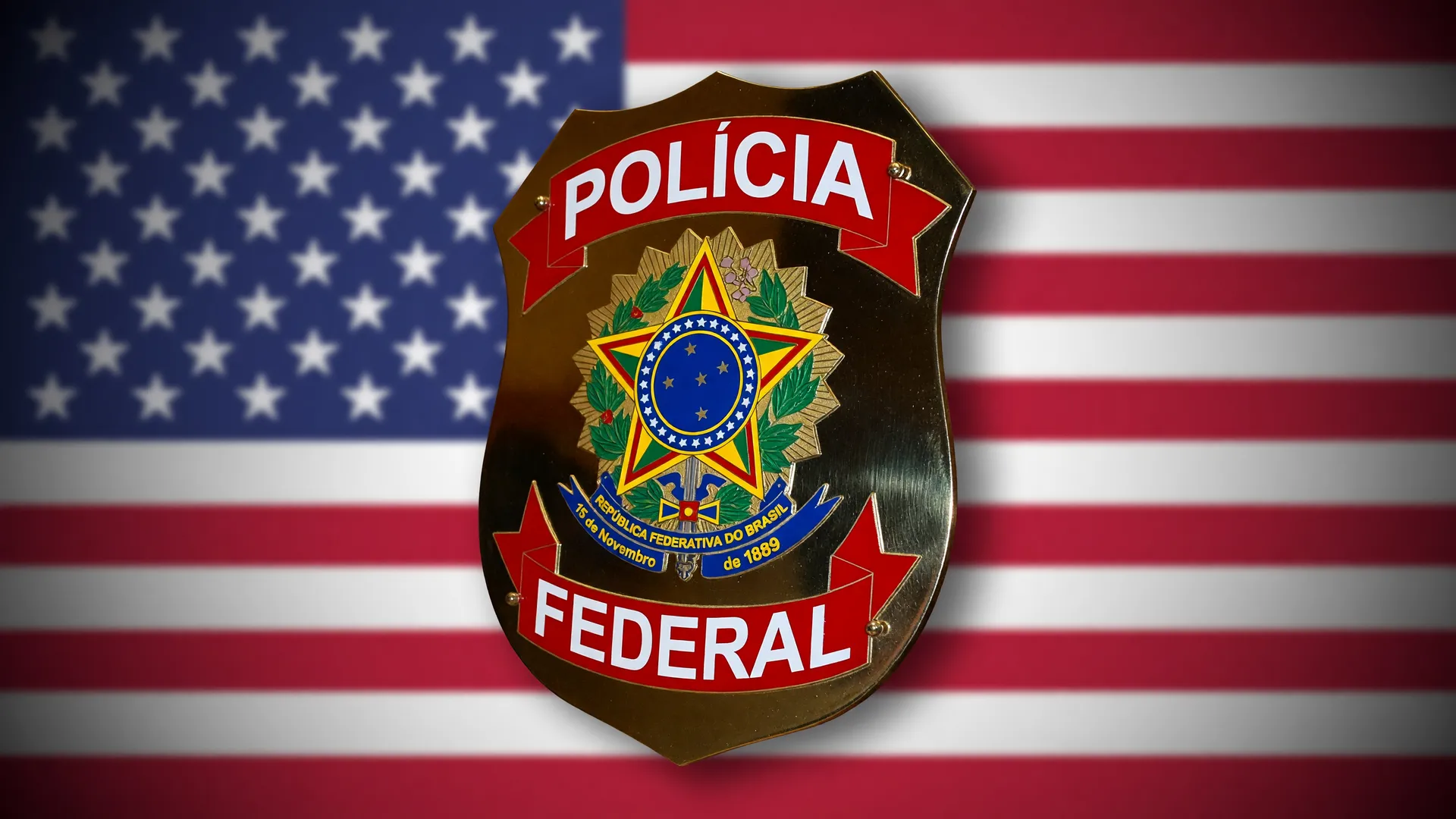 Distintivo da Polícia Federal sobre a bandeira dos EUA, simbolizando a prisão preventiva Flávio Bolsonaro