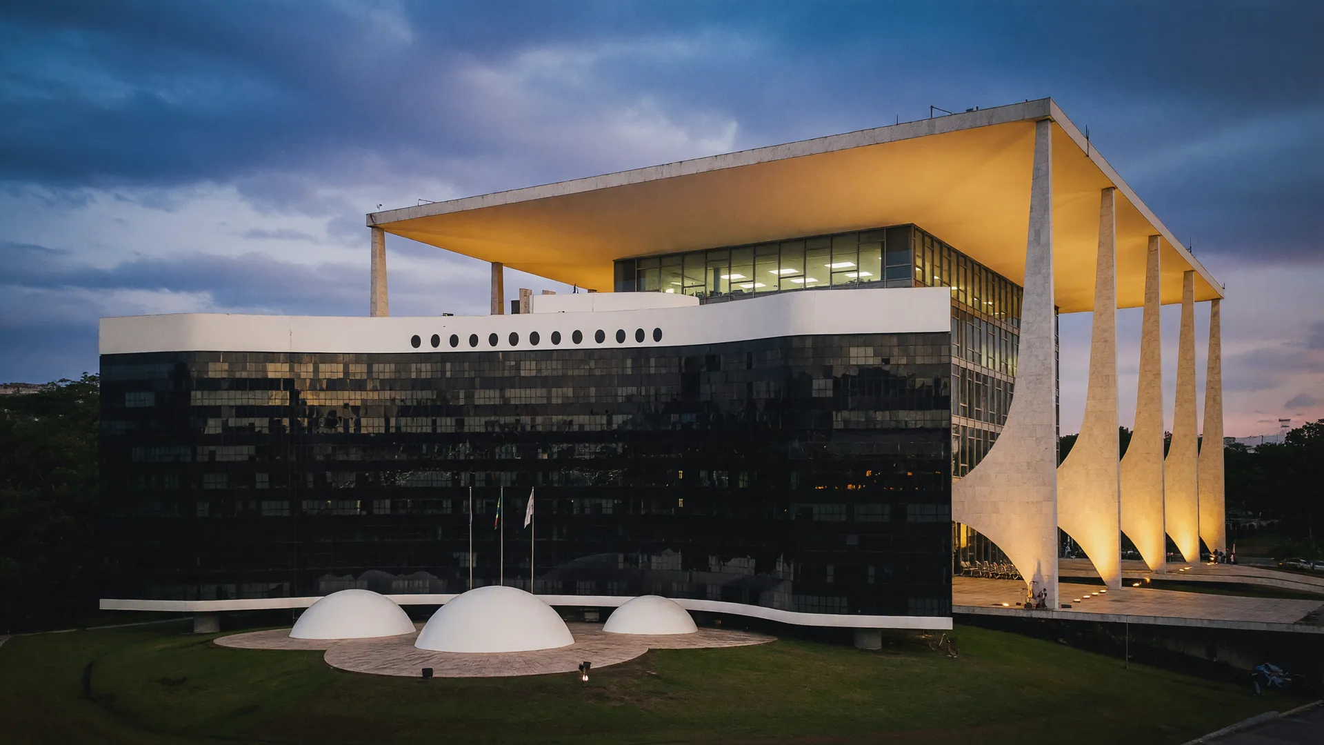 Fachadas do TSE e do STF ao entardecer, simbolizando a prorrogação da votação até 19h em todo o país
