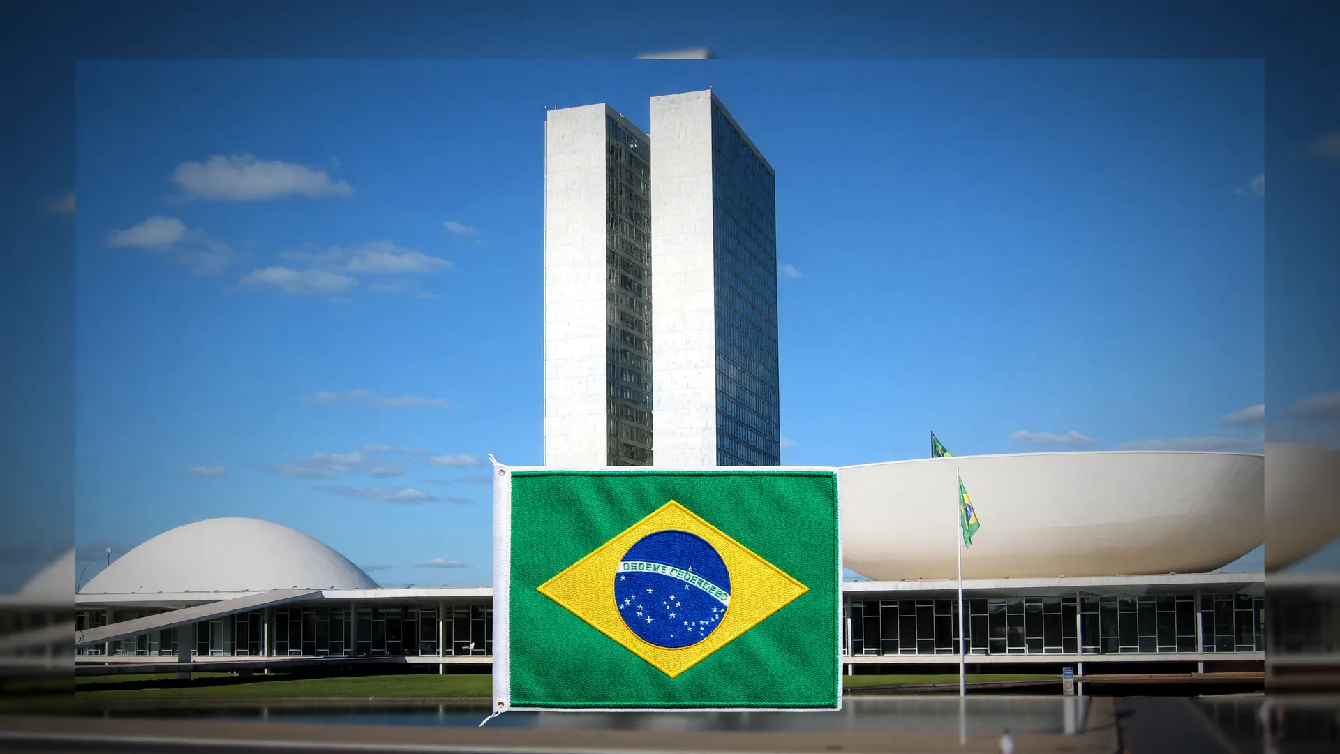 Congresso Nacional e bandeira do Brasil ilustram a prorrogação de medidas provisórias para exportadores e combustíveis