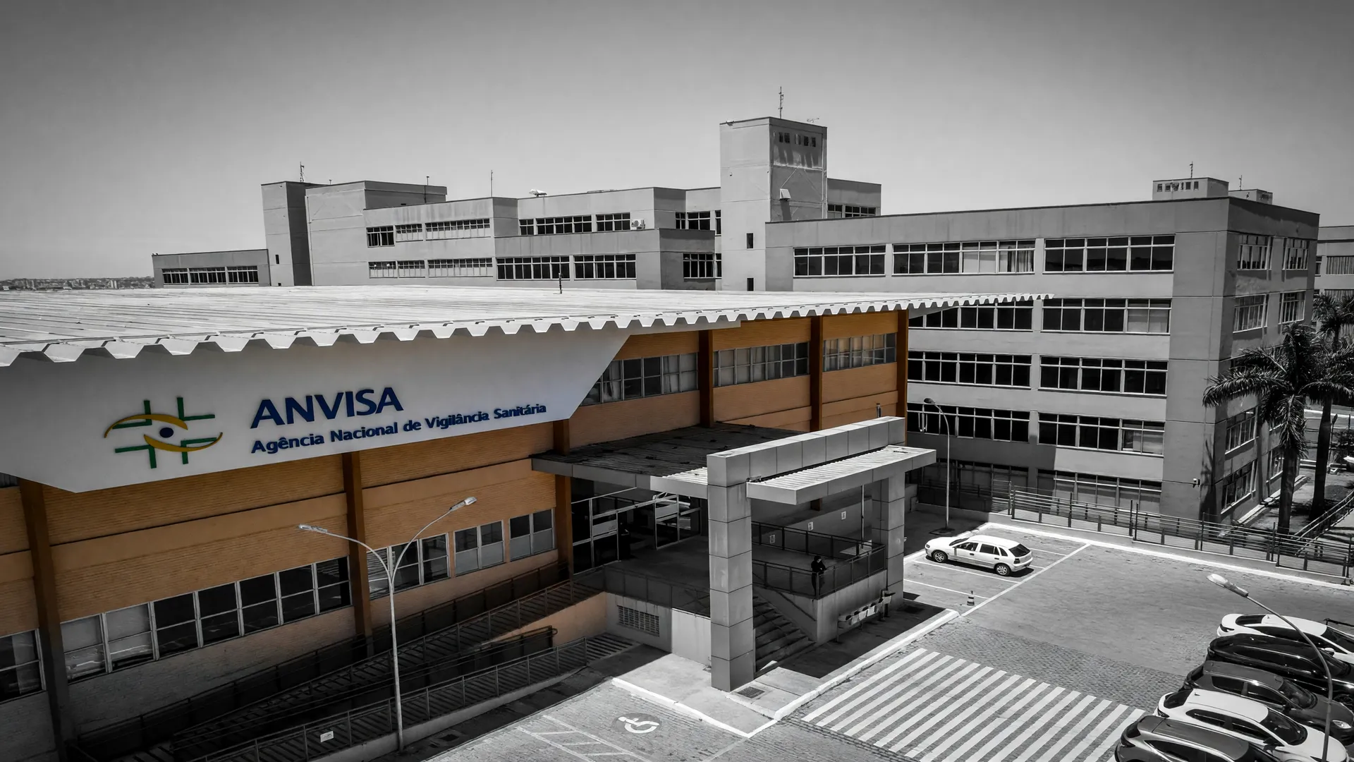 Sede da Anvisa simboliza recolhimento suplemento Peptistrong Anvisa após suspensão cautelar de venda