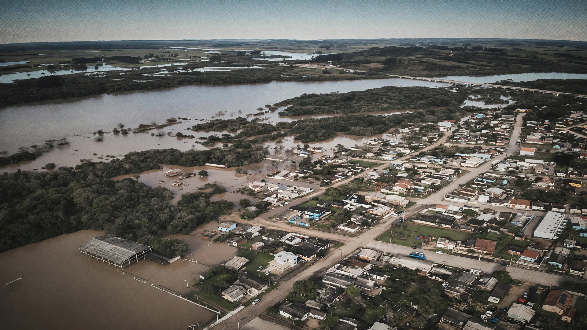 Vista aérea de área urbana inundada ilustrando os recursos federais para desastres destinados à reconstrução no RS