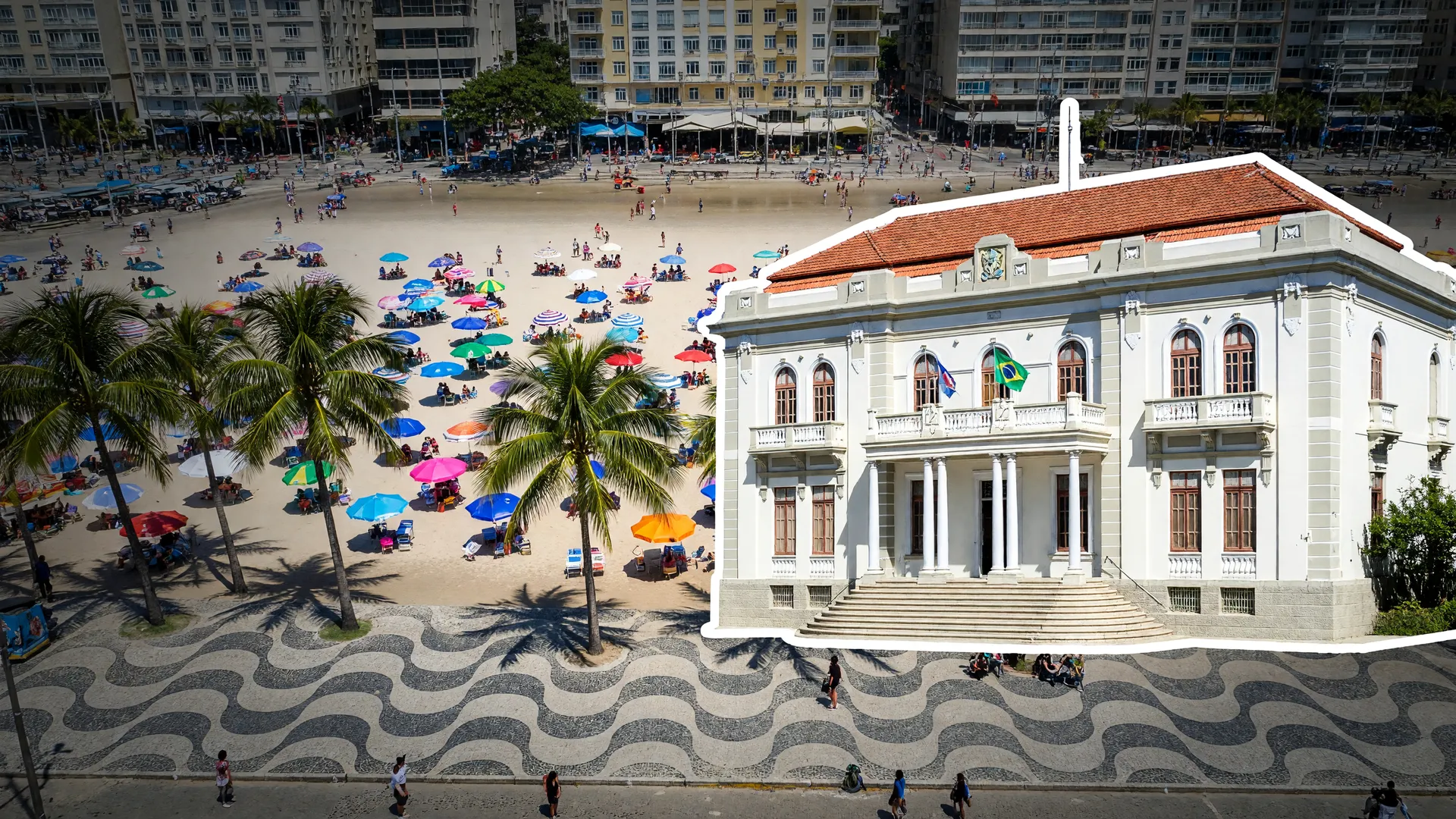 Prefeitura histórica diante de uma praia urbana, ilustrando o relatório gestão de praias municípios exigido pela União