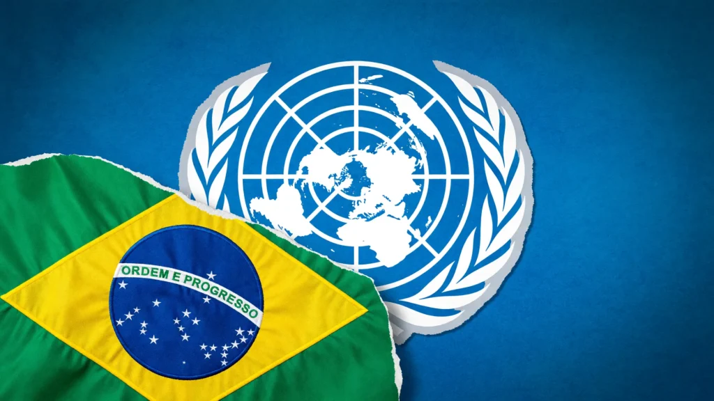Bandeira do Brasil sobre o emblema da ONU, ilustrando o relatório ONU restauração de ecossistemas e a meta global até 2030