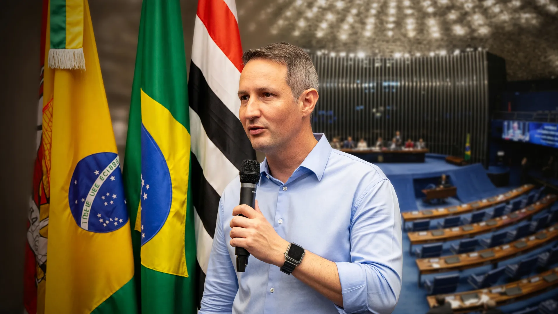 Guilherme Derrite, um dos senadores eleitos São Paulo 2026, discursa com o Senado Federal ao fundo
