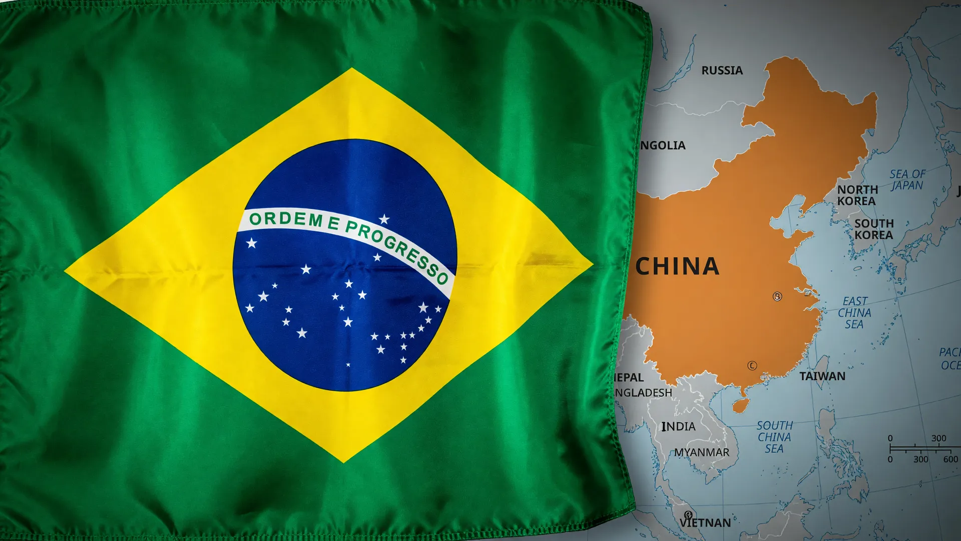 Bandeira do Brasil e mapa da China ilustram a disputa por terras raras em Minas Gerais.