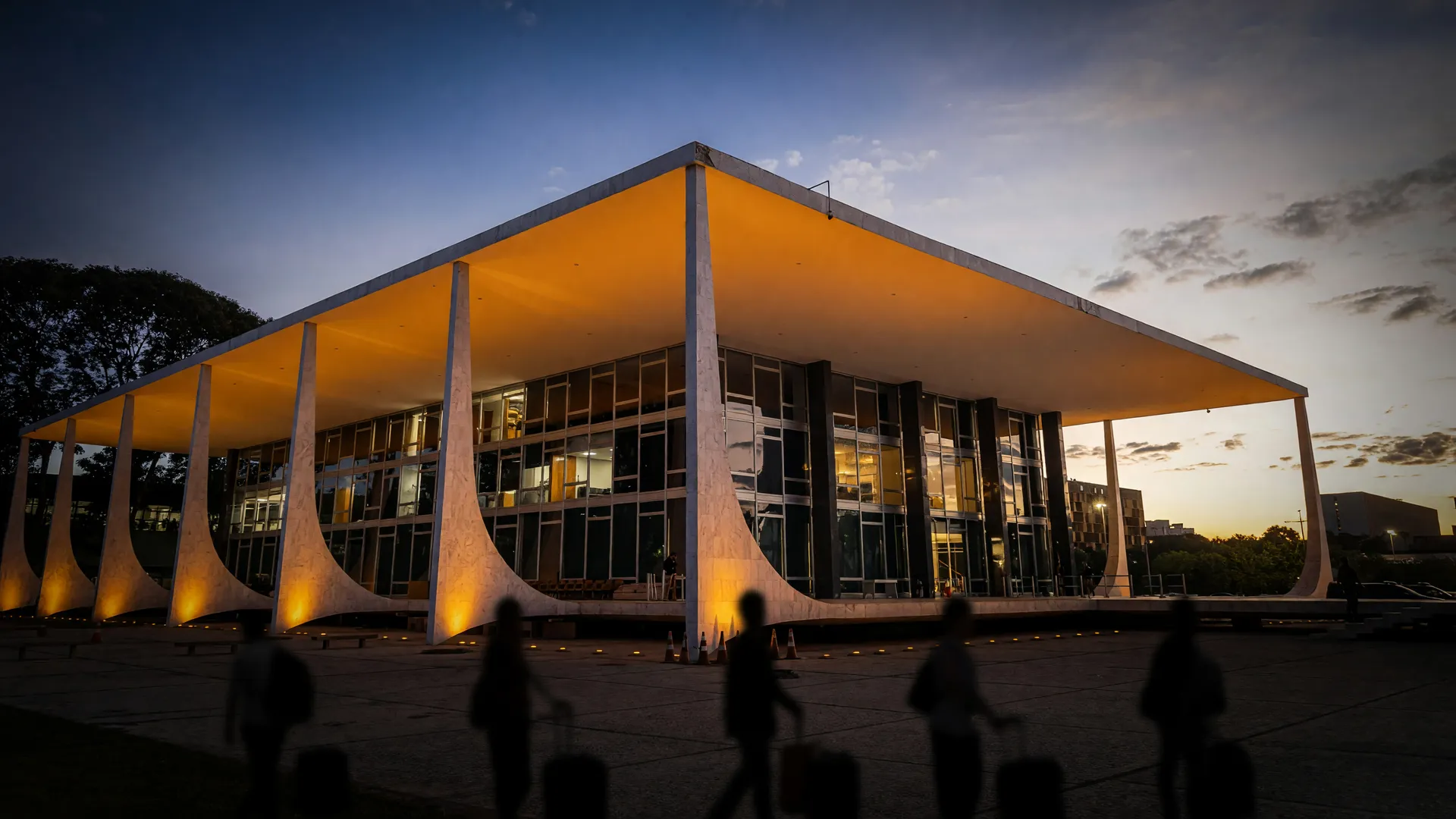 Fachada do STF ao entardecer, simbolizando a decisão sobre transporte interestadual gratuito segundo turno