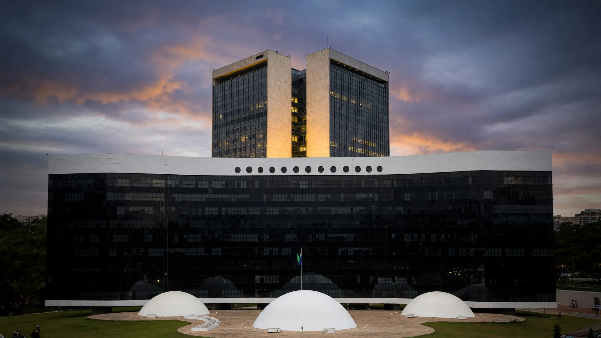 Prédio do TSE ao lado da fachada do STF ao entardecer: TSE suspende apuração segundo turno após decisão