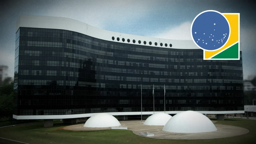 Fachada do TSE e emblema da Justiça Eleitoral ilustram decisão em que o TSE suspende propaganda Flávio saidinha