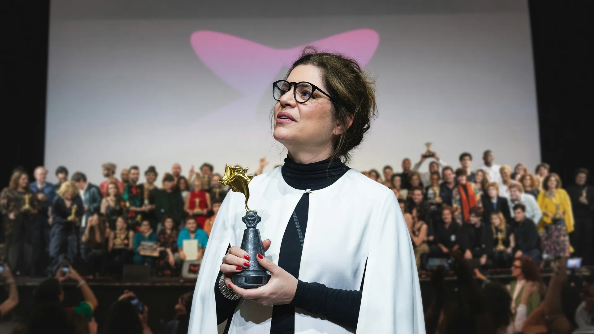 Isabel Teixeira exibe o troféu Redentor, uma das vencedores do Festival do Rio 2026