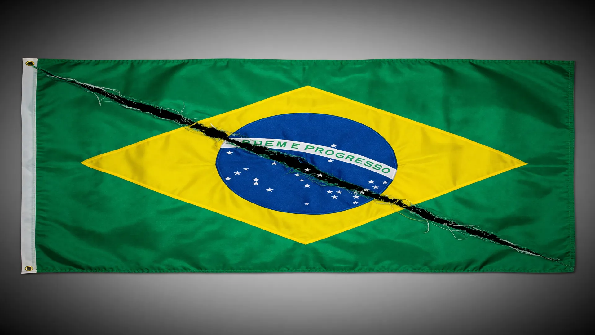 Bandeira do Brasil rasgada simboliza a violência política no Brasil 2026