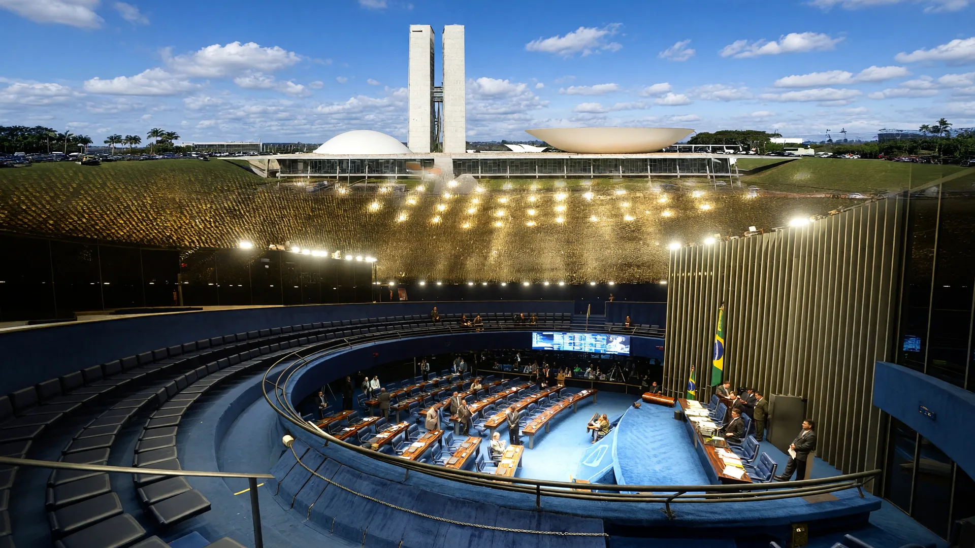 Plenário do Senado Federal durante a votação perdão dívidas MEI Senado, com a fachada do Congresso ao fundo